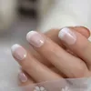 Fałszywe paznokcie salon akrylowe francuski paznokcie Krótka długość Ombre okrągłe porady Glitter wzór biały cienki fałszywy paznokci 24 CT 220225