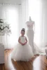 2022 schattige witte kant kleine kinderen bloem meisje jurken prinses juweel hals boog tule applique sweep trein puffy floral formele slijtage party communie pageant jurken