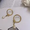 Novas mulheres populares Ins Retro Estilo Pérola Dangle Huggie Brinco 18K Brincos de cobre banhado a ouro para venda