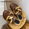 Design de Marca Chinelo Feminino Moda Grande Corrente Dourada Sandálias Sapatos Dedo Redondo Slip On Mules Salto Plano Chinelos Casuais Chinelos 2021 Y1120