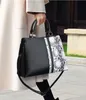 2024 مصممين أكياس شهيرة حقيبة يد صغيرة جديدة PU Ladies Messenger حقيبة كبيرة سعة Snakkkin النقيض على النقيض من حقيبة ركاب الأعمال