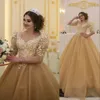 2021 Nowe arabskie złote sukienki wieczorowe Nosić V Neck Koronki Aplikacje Zroszony Pół Rękawy Puffy Ball Suknia Organza Prom Dresses Formalne Party Suknie