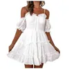 белое цветочное платье длиной до колен
