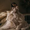 セクシーなVネックピンク妊娠中のガウンフリルティアードチュールパジャマバスローブ花嫁寝室ローブサイドスプリットカスタムメイドの女の子ベッドドレス