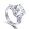 TransGems Grande Tamanho Sólido Ouro Branco 14K 8ct ct 13mm Diâmetro F Cor Moissanite Três Pedras Anel de Noivado para Casamento Feminino Y200620