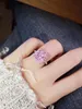 2021 Hot Sale Lyxig kvalitet Punk Band Ring med rosa fyrkantiga diamant för Wome Wedding Jewelry Gift Free Frakt PS8862