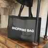 حقيبة شبكية التسوق الكلاسيكية البيضاء الكلاسيكية على غرار الأزياء حقيبة سفر على شاطئ سفر.