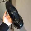 2020British Dicke Sohle Frauen Müßiggänger Schwarz Leder Casual Flache Schuhe Frau Runde Zehe Slip auf Runway Plattform Schuhe Luxus Designer
