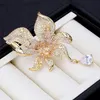 NOUVELLE vente chaude de luxe plaqué or 18k fleur niche broche bijoux tempérament femmes haut de gamme zircon broche laine manteau broches accessoires cadeaux