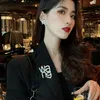 vendita di nuovi prodotti in Corea del Sud bigbrand orecchini con lettere tempestate di diamanti spille design personalità trendy minima6208753