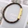 2021 Europa América Estilo de moda Señora Mujeres Impresión redonda Diseño de flores Grabado V Letra Metal Hardware Pulsera de cuero Bangle2391534