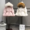 Parkas en duvet pour femmes FTLZZ grande veste d'hiver en fourrure de raton laveur naturel femmes 90% manteaux de canard blanc épais chaud ceinture attacher court manteau de neige