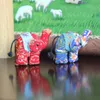 Keychains tygtillbehör thailändsk tyg elefant nyckelkedja hänge tecknad väska par