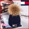 NOUVEAU hiver tricoté véritable chapeau de fourrure femmes épaissir bonnets avec 15 cm réel fourrure de raton laveur pompons chaud fille casquettes snapback pompon beanie Hat7906655
