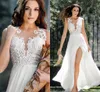 Mariage Sexy New Boho Beach Bröllopsklänningar 2021 O Neck Cap Sleeve Pearls Applique Chiffon High Slit Bridal Gown