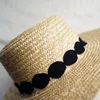 Kadınlar için Güneş Şapka Geniş Brim Saman Boater Şapka Zarif Siyah Beyaz Dantel Düz Plaj Şapka Bayanlar Yaz Kap için Tatil Kilisesi Derby Y200714