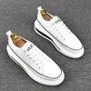 Luxury Design Mäns Lace Up Bröllop Casual Skor Mode Sport Läder Sneakers Vår Vit Bekväma Platform Brand Outdoor Fritid Loafers