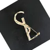 New Arrival Women Letter Broszka Znana litera Broszka Garnitur Lapel Pin Moda Biżuteria Akcesoria Prezent dla miłości Wysokiej jakości