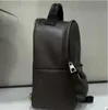 حقائب اليد تحافظ على حقيبة كبرى قديمة على ظهر حقيبة كتف زهرة الكتف.