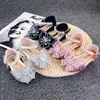 Nyaste baby barn skor tjejer mode söt rhinestone pärla sandaler sommar härlig färgrik kristall fjäril prinsessa sandal 3colors för småbarn och barn flicka