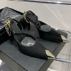2022 فستان أحذية 7 سم 9 سم مدبب ذهبي سلسلة فضية ذهبية مضخات أسود الكعب العالي المرتفع مصحوب الخنجر الخنجر