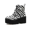 Heißer Verkauf – 2020 modische Zebra-Plateaustreifen mit hochhackigen Punk-Schuhen für Damen, Gothic-Knöchel-Biker-Motorrad-Kampfstiefel