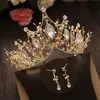 Sposa di lusso Corona Copricapo Atmosfera dorata Abito da sposa Collana Orecchini Accessori da sposa in tre pezzi Gioielleria raffinata