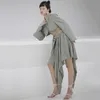[EAM] Femmes Vert Bandage Évider Court Blazer Nouveau Revers À Manches Longues Lâche Fit Veste De Mode Marée Printemps Automne 2020 LJ201021