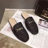 Niufuni dames rattan slippers massieve kleur lage hak casual holle schoenen muilezel slippers platschoenen riet metaal strandschoenen y200423