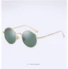 Modische, nicht von einer Marke stammende Sonnenbrille, hochwertige Sonnenbrille des lunettes de soleil mit schwarzem oder braunem Lederetui, sauberes Tuch retai2437869