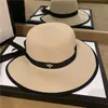 Zonhoeden Kleine Bee Straw Hat Europeaan en Amerikaans Retro Gold Gold Blaided Hat vrouwelijke losse zonnebrandcrème Sunshade Flat Cap Visors HATS8552210