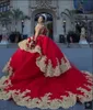 Красные платья Quinceanera с золотой аппликацией с открытыми плечами и кристаллами из бисера, кружевные слои, платья принцессы Sweet 16, платья для выпускного вечера P136