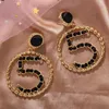Liten doft känd design gyllene digitala båge örhängen asymmetrisk band brev 5 örhänge för kvinnor trendiga smycken