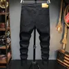 Nieuwe stijl zwarte geborduurde roos bloem stretch jeans heren gescheurde gat jeans trendy broek 2021 mode slanke casual denim broek