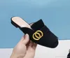 Designer Summer Beach tofflor mode Loafers Lazy Flat Baotou floppar läder Bokstäver dam Cartoon Slides damskor Metall Damsandaler Stor storlek 35-42 us4-us11