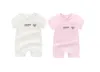 Buona qualità Neonati maschi Ragazze Pagliaccetti di marca Estate Bambini Cartone animato Orso Tute a maniche corte Lettere in cotone appena nato Onesies stampati Pagliaccetto infantile Vestiti per bambini