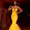 Seksowna Sweetheart Mermaid Prom Dresses Bez Rękawów Satin Yellow Evening Party Suknie Simpe Formalna sukienka