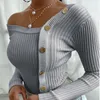 Camisola feminina Um ombro malha malfita pulôver manga comprida botão sólido suéteres outono moda sexy ladies top 201221