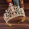 Vintage Królowa Królowa Diadem Barok Gold Metal Tiaras Czerwony Kryształ Pearl Crown Bride Wedding Włosów Akcesoria Kobiety Włosy Biżuteria J0113
