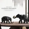 Elefante Figurine 2 / Set Resin para Home Office El Decoração Tabletop Animal Moderna Artesanato Índia Branco Estátua Decoração 220115