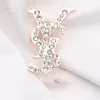 3colors Brand Designer Double Letter Brooches Korean Small Sweet Wind Brooch Pearl Couples Women Men Rhinestone Suit Pins Fashion 324O