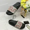 Klassieke Dames Mens Zomer Strand Slippers Sliders Slippers Mannelijke Rubber Vlakke Bloemen Borduurwerk Casual Italië Slippers Schuifregelaars