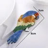 Szpilki broszki rybki wielki akrylowy ptak dla kobiet prezent duży żywica Parrot Animal broszka odznaka żeńska biżuteria