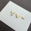 Diseño 2022, venta al por mayor, pendiente de tuerca con letra pequeña, pendientes de tuerca en V de oro de 18 k, joyería para fiesta y boda para hombres y mujeres