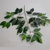 Branche de feuilles décoratives artificielles vertes en caoutchouc de soie Plantes en plastique en forme de 4 types de décoration de Noël à la maison 12pc Y201020