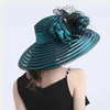 Elegante Vrouwen Veer Bloem Gestreepte Kentucky Derby Hoed 16cm Brede Rand Kerk Jurk Zonnehoed Dame Zomer Strand Feest bruiloft Hoed Y28074123