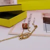 Mode hänge Halsband Halsband Bokstavsdesign för man Kvinna Smycken Högkvalitativ 9-färgslåda behöver extra kostnad