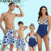 NASHAKAITE Famiglia Costumi da bagno Spiaggia Stampa foglie tropicali Costume da bagno Madre e figlia Costume da bagno Uomo Ragazzi Costume da bagno LJ201111