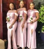 2021 Africain Nigérian Nouvelles Robes De Demoiselle D'honneur Rose Sirène Hors Épaule Perles De Cristal Split Formelle De Mariage Invité Robes De Soirée Plus La Taille Personnalisée