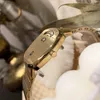 Mode högkvalitativa 38 mm unisex kvinnor Herrklocka Quartz Movement Guld Armbandsur Rostfritt stål Montre DE Luxe Box Klockor
